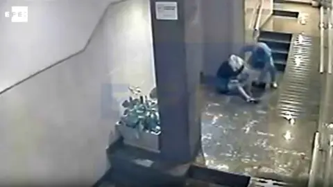 Un joven de 22 años propina una brutal paliza a su compañera sentimental.