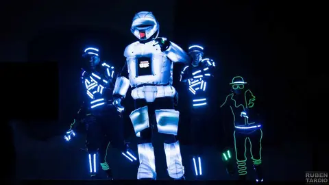 Imagen de los Brodas Bros, el grupo que ha encendido las luces de El Corte Inglés de Pamplona. RUBEN TARDIO