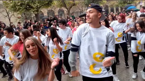 Decenas de jóvenes bailan en Carlos III en un 'flashmob'. S.REDIN