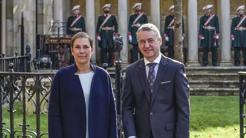 El lehendakari Iñigo Urkullu posa con Uxue Barkos, Presidenta de Navarra, tras jurar su cargo ante el Árbol de Gernika. EFE/Miguel Toña