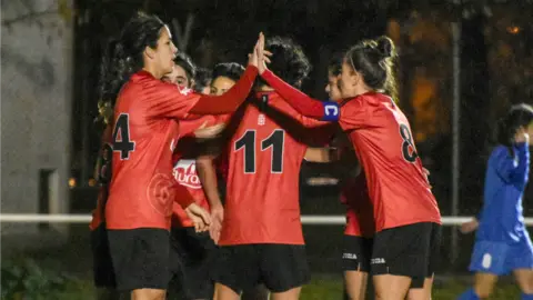 Las jugadoras del Mulier celebran el gol al Berriozar.