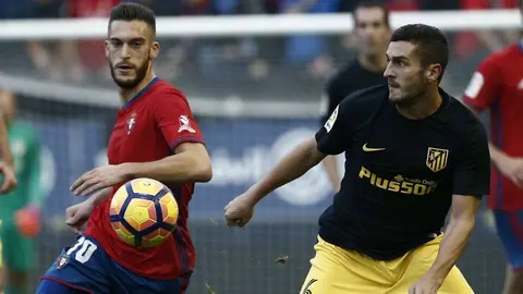 El centrocampista de Osasuna Roberto Torres (i) y el centrocampista del Atlético de Madrid Jorge Resurrección Koke . EFEDiges