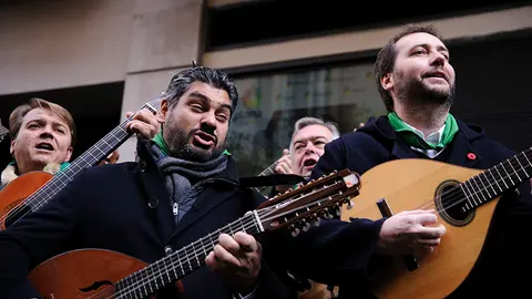 Las calles de Pamplona se llenan para el Día Grande de San Saturnino. MIGUEL OSÉS_7