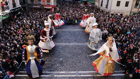 Las calles de Pamplona se llenan para el Día Grande de San Saturnino. MIGUEL OSÉS_16