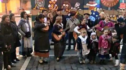 Ronda jotera por las calles de Pamplona para celebrar el encendido navideño.