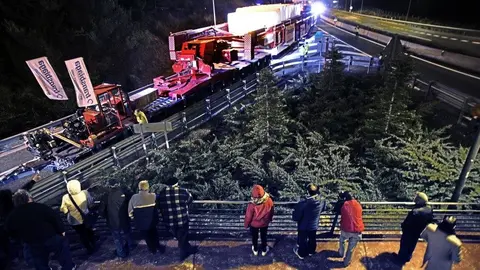 El megaconvoy de casi 95 metros de largo que transporta un aerogenerador desde el puerto de Pasaia (Guipuzcoa) a Sangüesa (Navarra). IVAN AGUINAGAefe