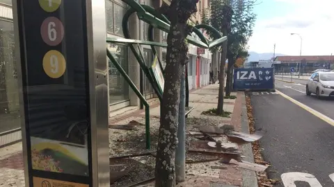Una villavesa revienta y hace añicos una marquesina al chocar contra ella en la calle Tajonar.NAVARRA. COM
