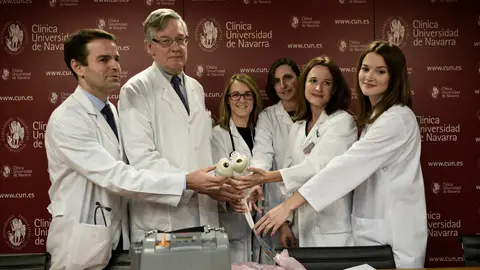 El equipo médico que ha completado en Pamplona el primer implante completo de un corazón artificial. PABLO LASAOSA (5)