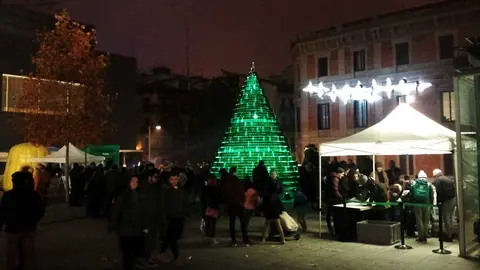 Decenas de personas celebran el encendido del árbol de la Mancomunidad de Pamplona.