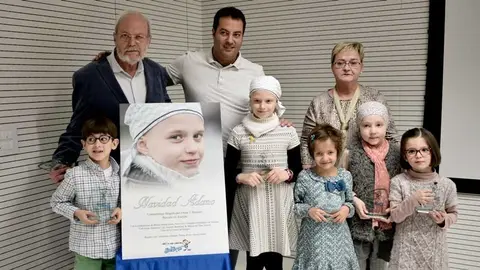 Óscar J. BArroso posa junto a losprotagonistas de su nuevo corto Navidad Adano. PABLO LASAOSA