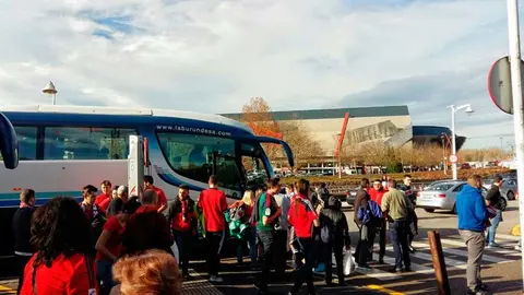Los aficionados de Osasuna cogen los autobuses a primera hora para viajar hasta Gijón. NAVARRA (4)
