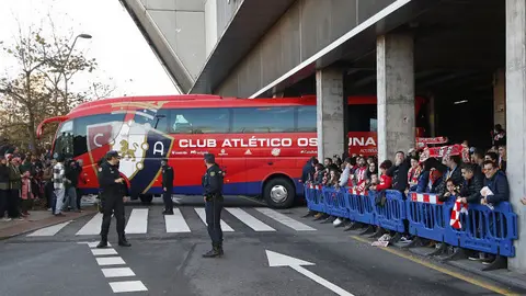 Llegada de los jugadores de Osasuna a El Molinón y ovación de los hinchas rojillos 1 LFP