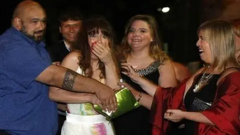 Fotograma del vídeo de la boda en la que una invitada descubrió que era la novia