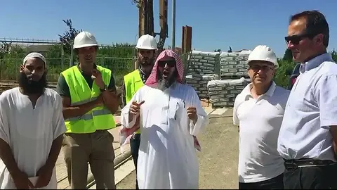 Soliman Alhodayb durante su visita a las obras de la Mezquita de Corella.