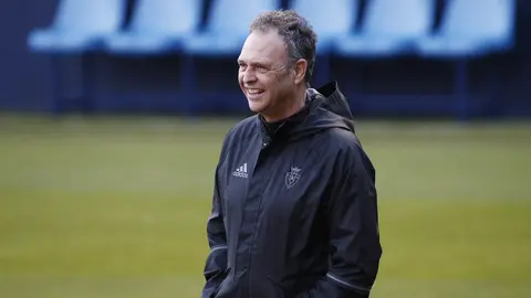 El entrenador de Osasuna Joaquin Caparros, durante el entrenamiento en el estadio de El Sadar donde ha estado preparando junto a la plantilla rojilla el partido que mañana sábado disputarán ante el F.C Barcelona. EFE/Jesús Diges