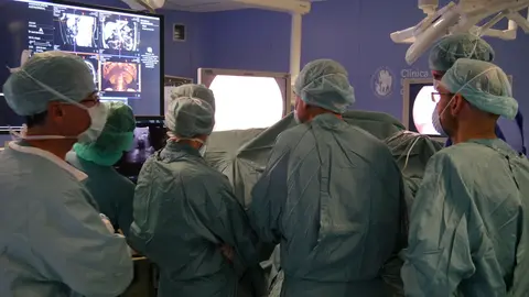 Equipo quirúrgico de la Clínica Universidad de Navarra durante un momento de la intervención por laparoscopia de un donante vivo de hígado.