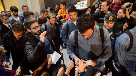 El F.C. Barcelona a su llegada al aeropuerto de Pamplona. PABLO LASAOSA 12