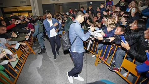 Luis Suárez firma autógrafos a su llegada al aeropuerto de Noáin TWITTER FC BARCELONA