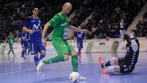 Partido de fútbol sala entre el Magna Gurpea - Inter Movistar. MIGUEL OSÉS_33 (20)