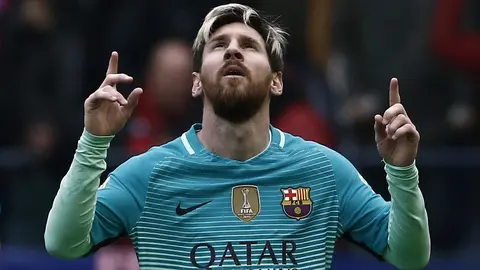 GRA101. PAMPLONA, 10/12/2016.- El delantero argentino del FC Barcelona Leo Messi celebra el tercer gol de su equipo ante el Osasuna, durante el partido de la jornada 15 de la Liga Santander de Primera División jugado este mediodía en el estadio de El Sadar. EFE/Jesús Diges