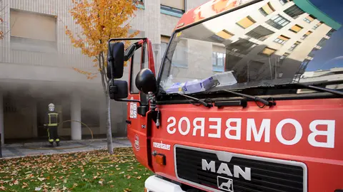 Los bomberos apagan un fuego en una peluquería de Iturrama. PABLO LASAOSA (3)