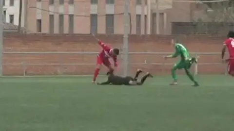 Brutal agresión a un árbitro en un partido en Primera Regional. YOUTUBE