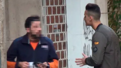 GranBomba a punto de recibir un tortazo junto al repartidor.