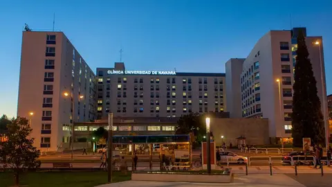 Vista de la Clinica Universidad de Navarra de noche. CUN