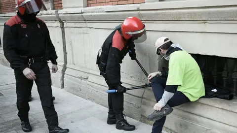 Protesta en la puerta del Parlamento de Navarra en la que tres personas se han encadenado a los barrotes. PABLO LASAOSA (1)