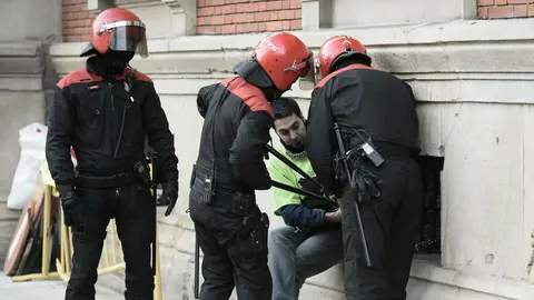 Protesta en la puerta del Parlamento de Navarra en la que tres personas se han encadenado a los barrotes. PABLO LASAOSA (3)