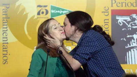 Pablo Iglesias besa la presidenta del Congreso, Ana Pastor, en una entrega de Premios