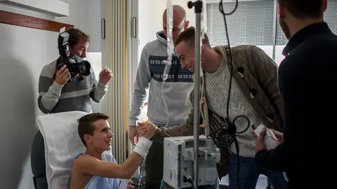 La plantilla de Osasuna visita el Complejo Hospitalario de Navarara. PABLO LASAOSA 01