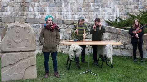 Inauguración de la reproducción de una estela del siglo II que recoge los primeros nombres de mujeres de Pamplona (19). IÑIGO ALZUGARAY