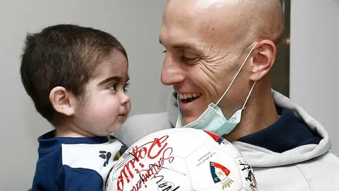 Visita de Osasuna al hospital Materno-Infatil para visitar a los niños ingresados. EFE/Jesús Diges.