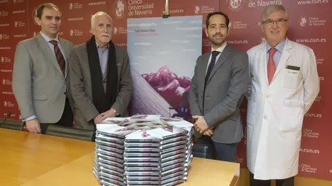 Dr Enrique Aubá, subdirector médico de la Clínica, el escritor Luis Mateo Díez, Manuel Arellano, protagonista de “El cuerpo doblado” y el Dr Pedro Errasti, director del Departamento de Nefrología de la CUN