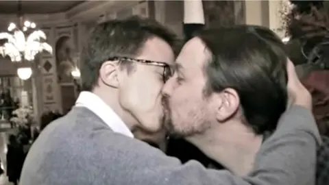Iglesias besa a Errejón debajo del muérdago