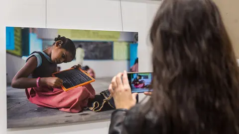 Inauguración en Civican de la exposición 'El comercio justo en La India rural' del fotógrafo Pablo Lasaosa en colaboración con la Fundación Vicente Ferrer y el Ayuntami (16)