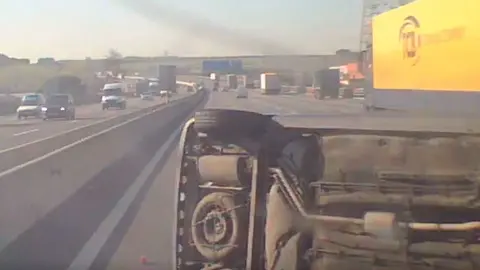 Accidente provocado por un camión en la AP7.