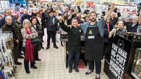 El cocinero David de Jorge, conocido como ‘Robin Food’, durante su exhibición de cocina en el hipermercado E