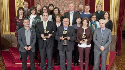 Los galardonados con los Premios Calidad junto al vicepresidente Laparra y el el vicepresidente de la Fundación Tomás y Lydia Recari García