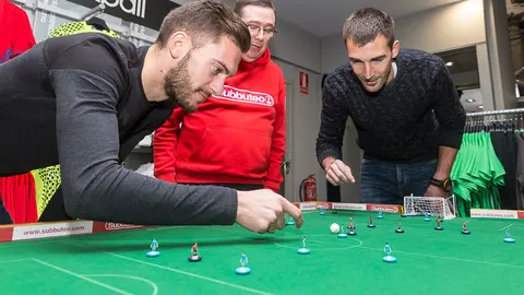 Osasuna presenta su edición oficial del juego Subbuteo, con la presencia de los jugadores Roberto Torres y Mario Fernández, y el campeón del mundo de este juego, Juan Carlos Granados (16). IÑIGO ALZUGARAY
