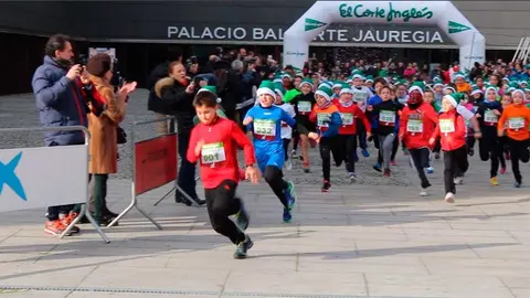 Salida de los niños en una de las ediciones de la VI Carrera Infantil de la Navidad. S. REDIN