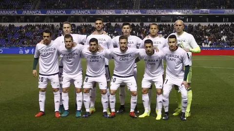 Los jugadores de Osasuna con las camisetas de apoyo a Miguel Flaño en el estadio de Riazor LFP
