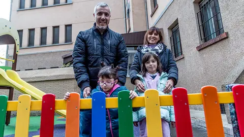 Nerea junto a su hermana mayor Oihane y sus padres, Juantxo Martinez y Cristina Sinués (4). IÑIGO ALZUGARAY