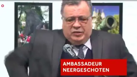 Momento-en-el-que-el-embajador-ruso-en-Turquía-es-asesinado-a-tiros-por-un-desconocido.