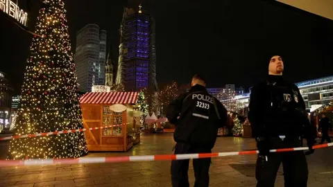 Un camión atropella en Berlín a decenas de personas. REUTERS. EL ESPAÑOL 8