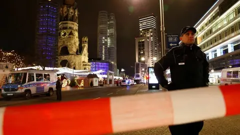 Un camión atropella en Berlín a decenas de personas. REUTERS. EL ESPAÑOL2