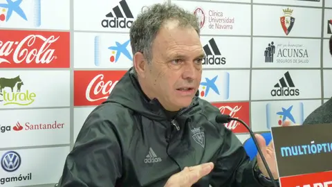 Caparrós en la sala de prensa de Tajonar.