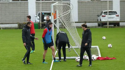 Oriol Riera se retira del entrenamiento.