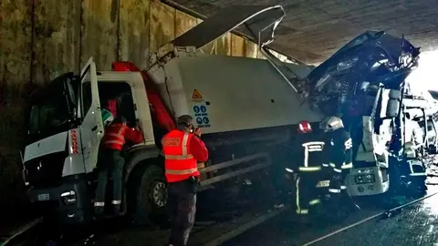 Accidente en la A-15 en donde la conductora de un camión ha quedado atrapada en el interior de un trailer portacoches.